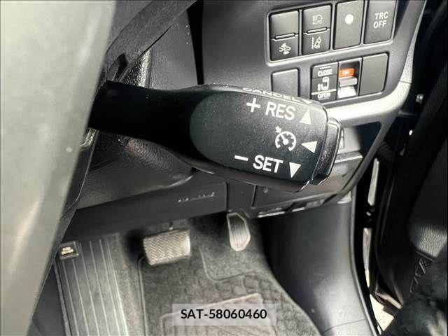 Toyota VOXY 2017-08 7621219-28