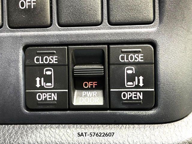Toyota VOXY 2015-10 7621209-4