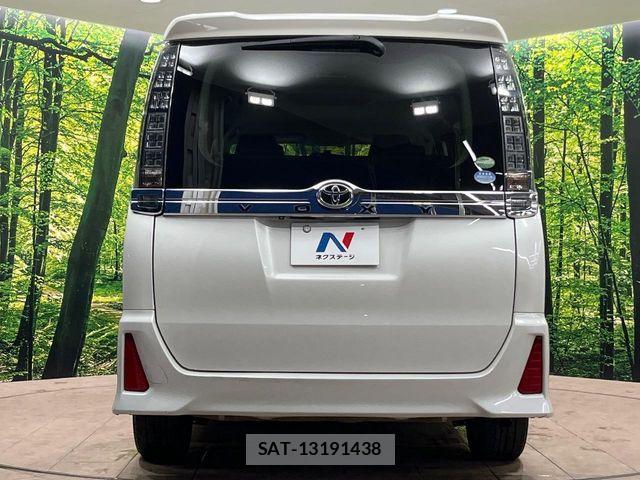 Toyota VOXY 2015-01 7621232-15