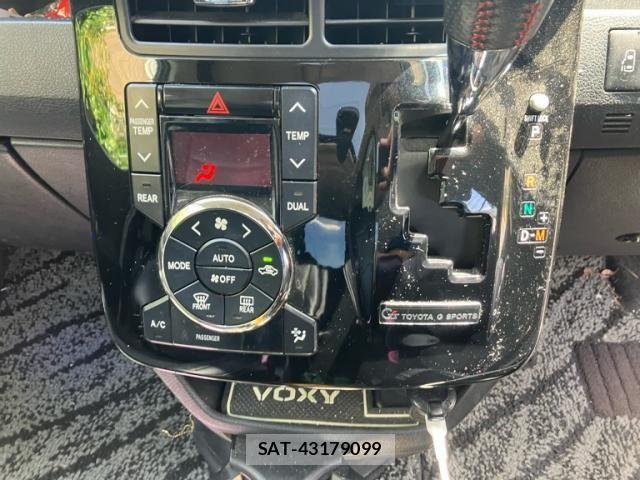 Toyota VOXY 2012-06 7621243-19