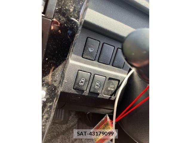 Toyota VOXY 2012-06 7621243-22