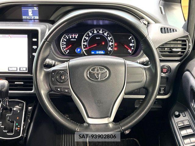 Toyota VOXY 2017-03 7621206-11