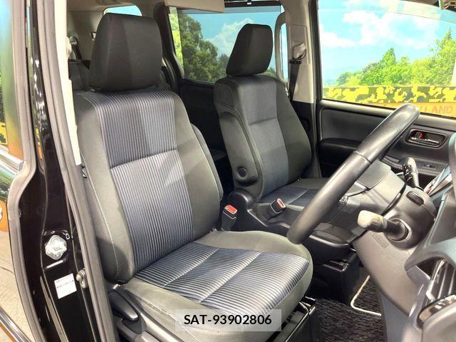 Toyota VOXY 2017-03 7621206-7
