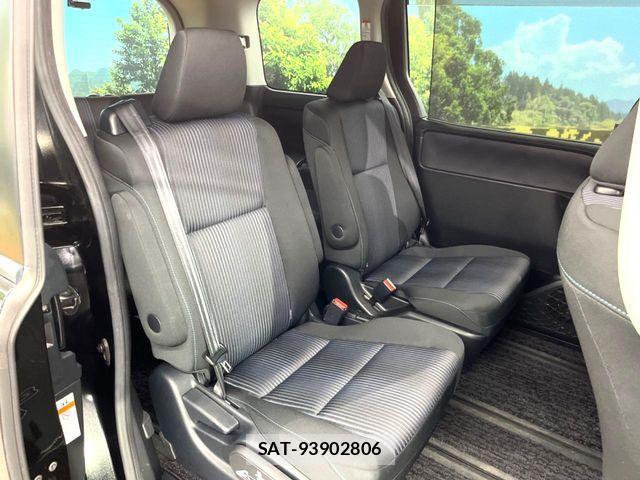 Toyota VOXY 2017-03 7621206-8