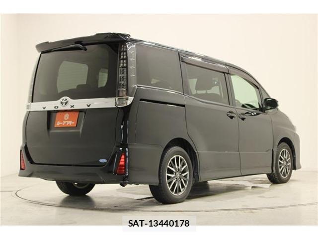 Toyota VOXY 2015-12 7621230-11