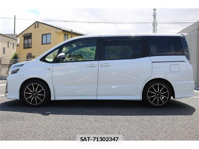 Toyota VOXY 2016-08 7621227-10