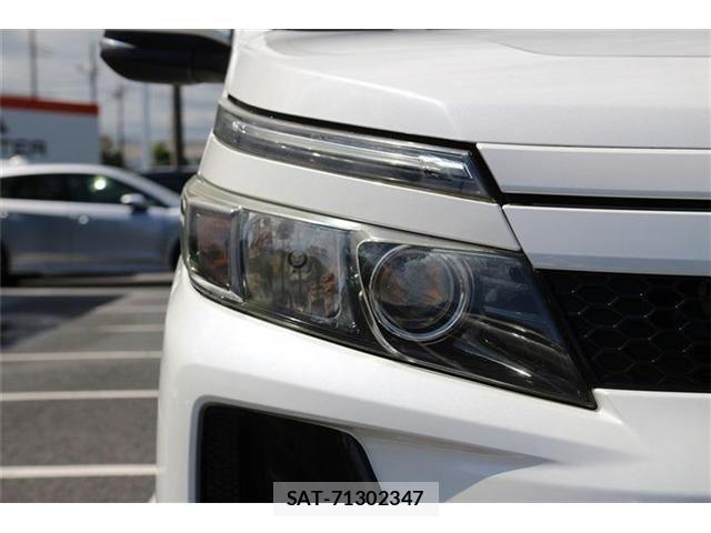Toyota VOXY 2016-08 7621227-11