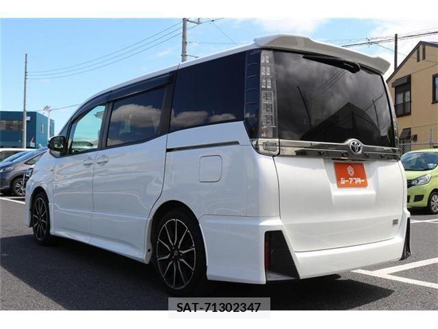 Toyota VOXY 2016-08 7621227-23