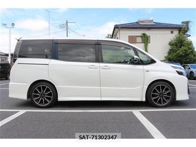 Toyota VOXY 2016-08 7621227-8