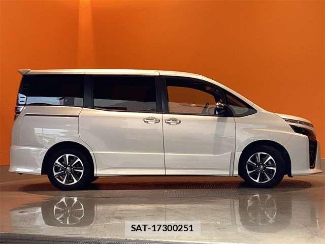 Toyota VOXY 2021-05 7621187-11