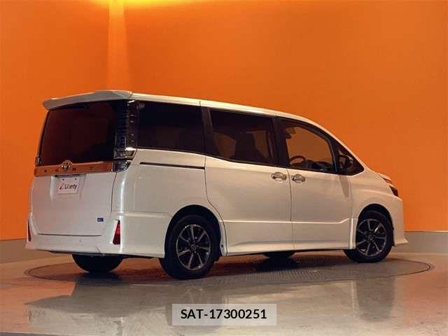 Toyota VOXY 2021-05 7621187-12