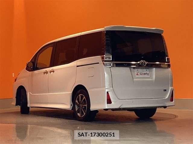 Toyota VOXY 2021-05 7621187-14