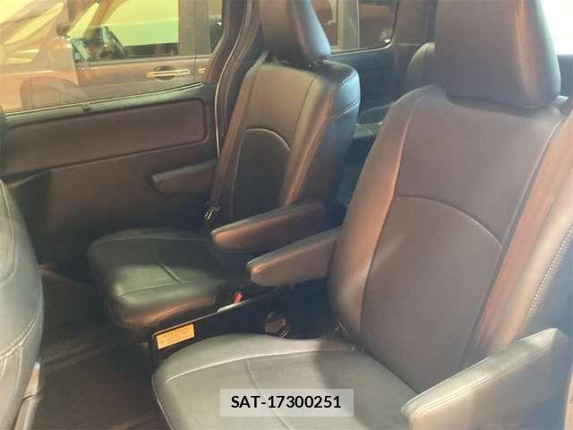 Toyota VOXY 2021-05 7621187-17
