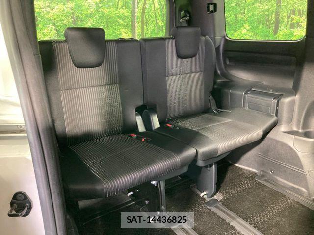 Toyota VOXY 2017-10 7621198-9
