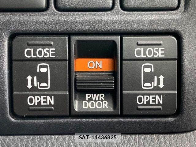 Toyota VOXY 2017-10 7621198-5