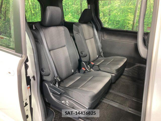 Toyota VOXY 2017-10 7621198-8