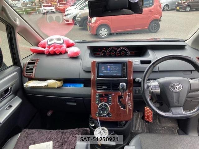 Toyota VOXY 2013-07 7621241-12