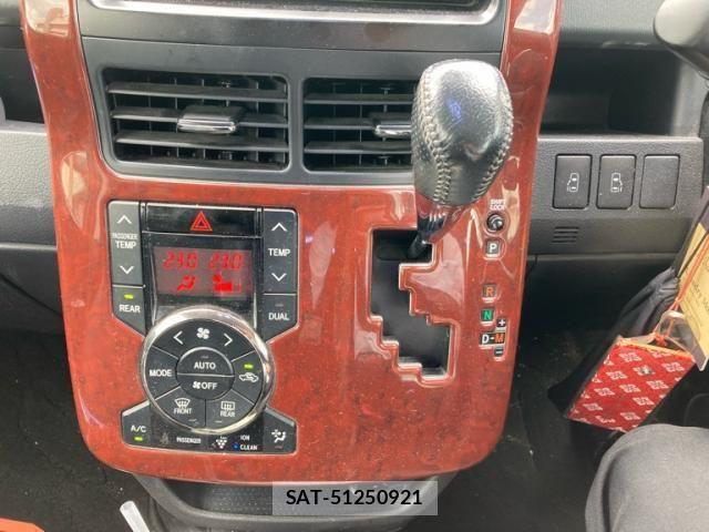 Toyota VOXY 2013-07 7621241-14