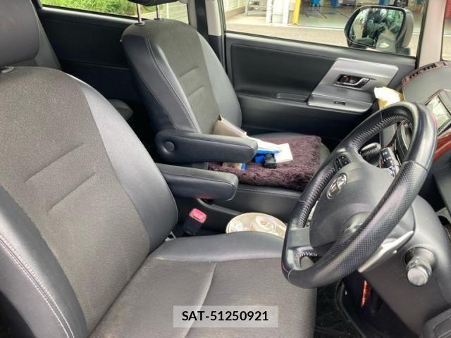 Toyota VOXY 2013-07 7621241-19
