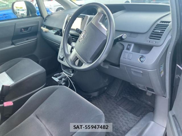 Toyota VOXY 2010-02 7621247-10