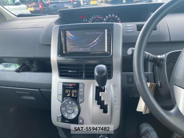Toyota VOXY 2010-02 7621247-13
