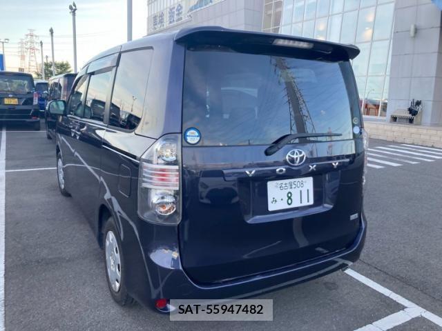 Toyota VOXY 2010-02 7621247-2