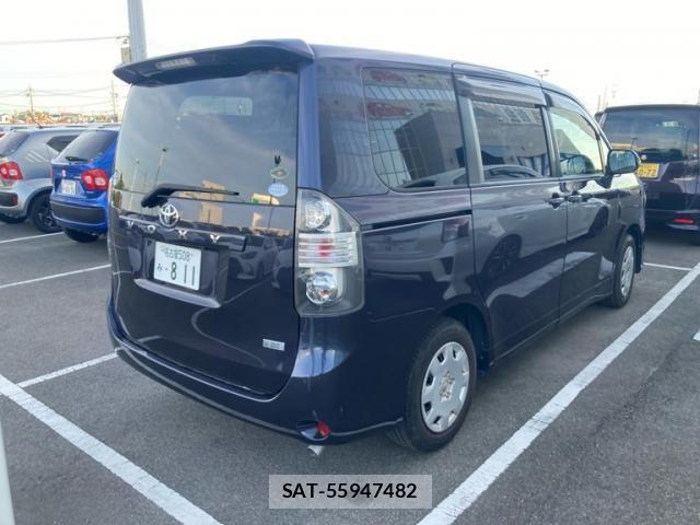 Toyota VOXY 2010-02 7621247-3