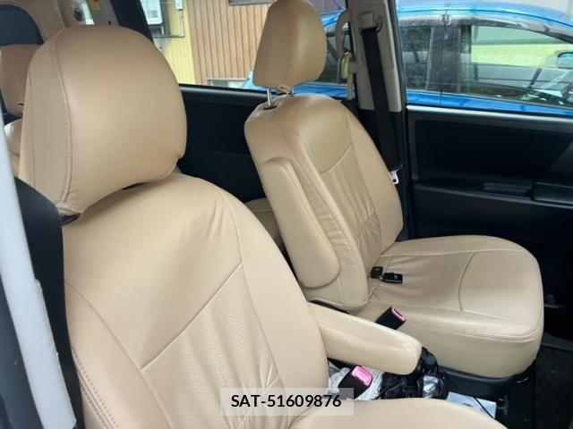Toyota VOXY 2010-08 7621255-23