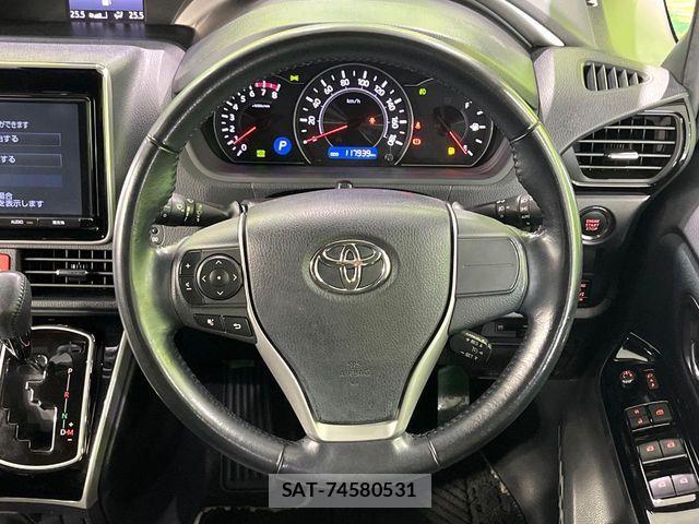 Toyota VOXY 2018-03 7621218-11