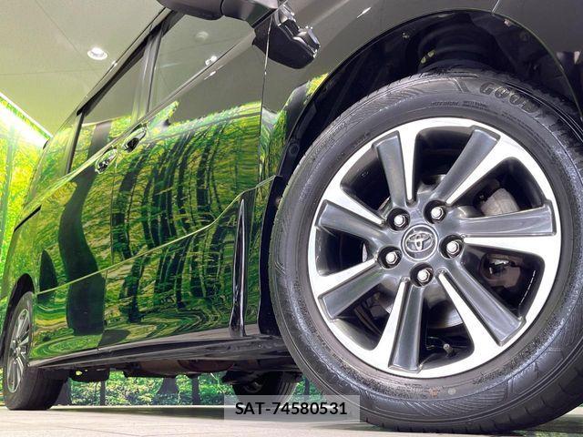 Toyota VOXY 2018-03 7621218-13