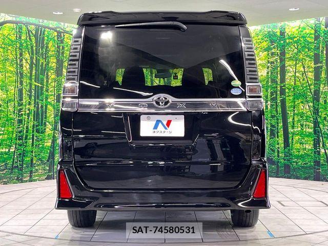 Toyota VOXY 2018-03 7621218-15