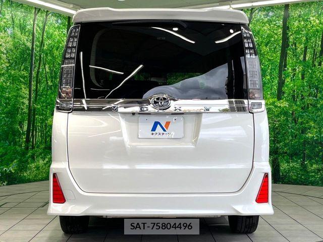 Toyota VOXY 2017-06 7621228-16