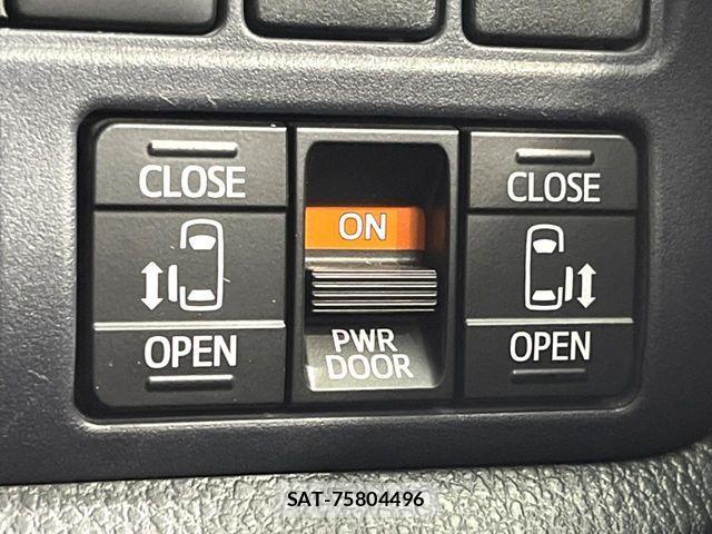 Toyota VOXY 2017-06 7621228-5