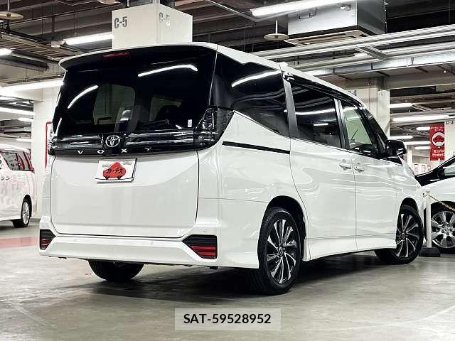 Toyota VOXY 2022-03 7621179-2