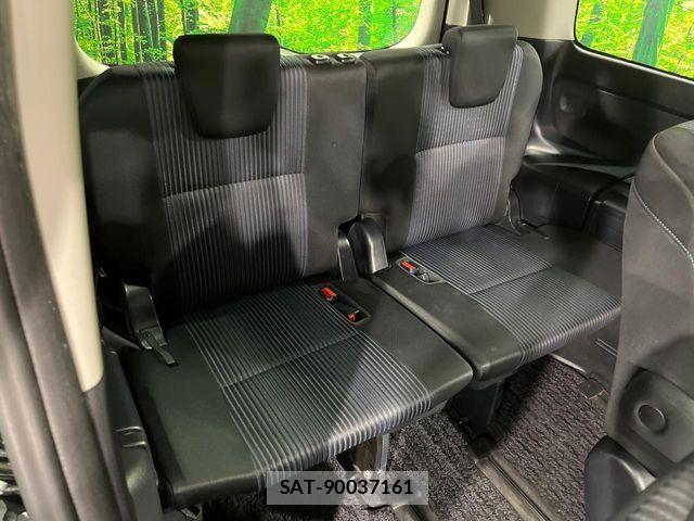 Toyota VOXY 2016-10 7621211-9