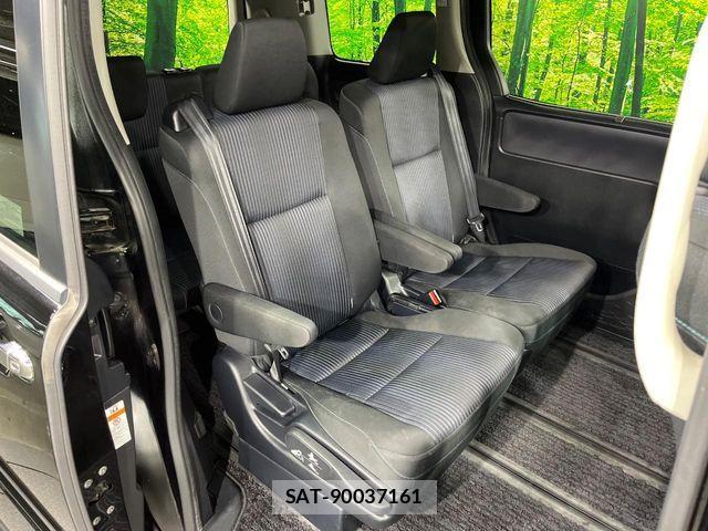 Toyota VOXY 2016-10 7621211-8