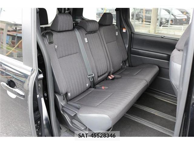 Toyota VOXY 2023-05 7621189-15