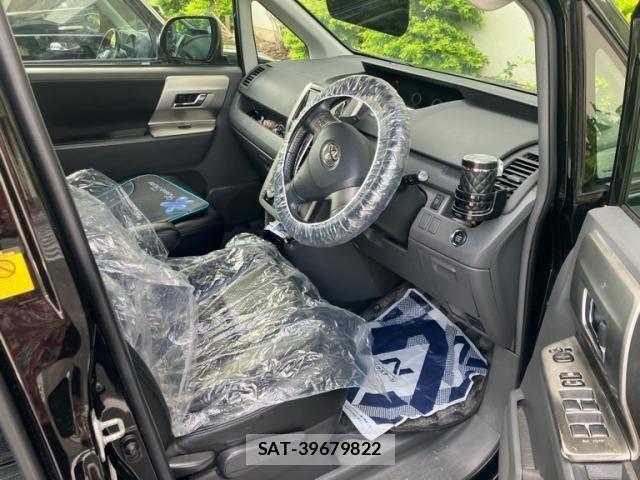 Toyota VOXY 2010-04 7621258-11