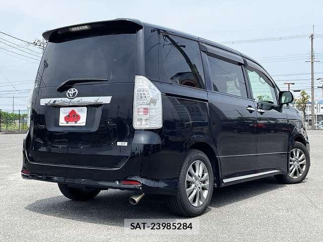 Toyota VOXY 2011-12 7621244-2