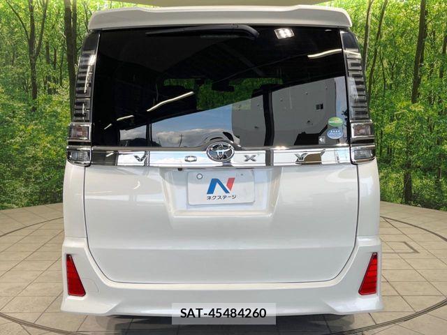 Toyota VOXY 2018-03 7621191-15