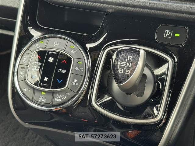 Toyota VOXY 2019-08 7621196-29