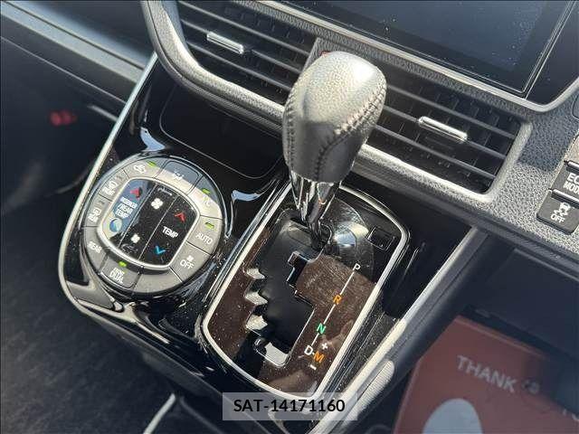 Toyota VOXY 2021-02 7621192-15