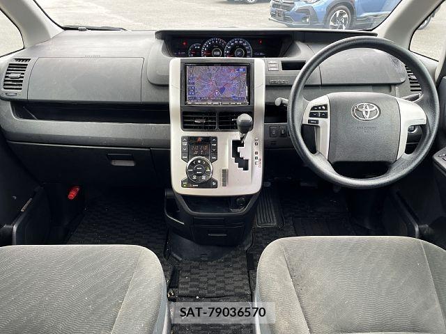 Toyota VOXY 2011-08 7621245-1