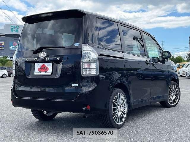 Toyota VOXY 2011-08 7621245-2