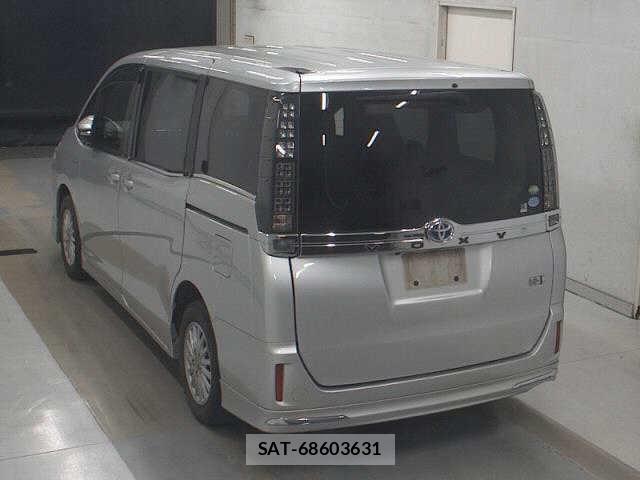 Toyota VOXY 2014-04 7686699-1
