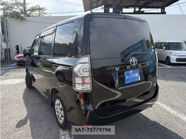Toyota VOXY 2011-06 7730631-2