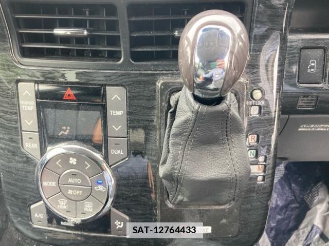 Toyota VOXY 2008-06 7730640-17