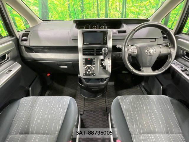 Toyota VOXY 2012-07 7730620-1