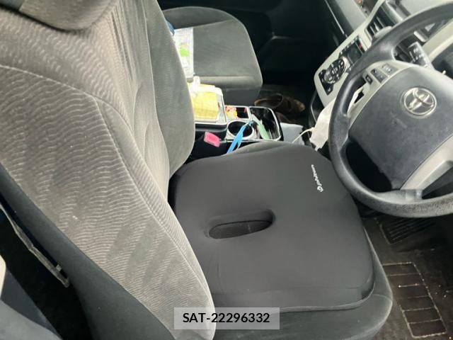 Toyota VOXY 2013-04 7730634-13