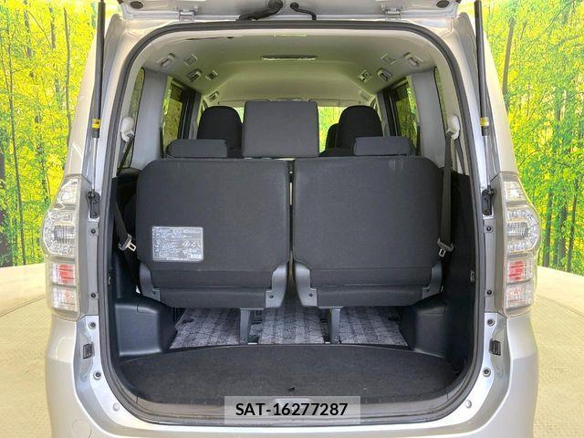 Toyota VOXY 2013-10 7790309-11